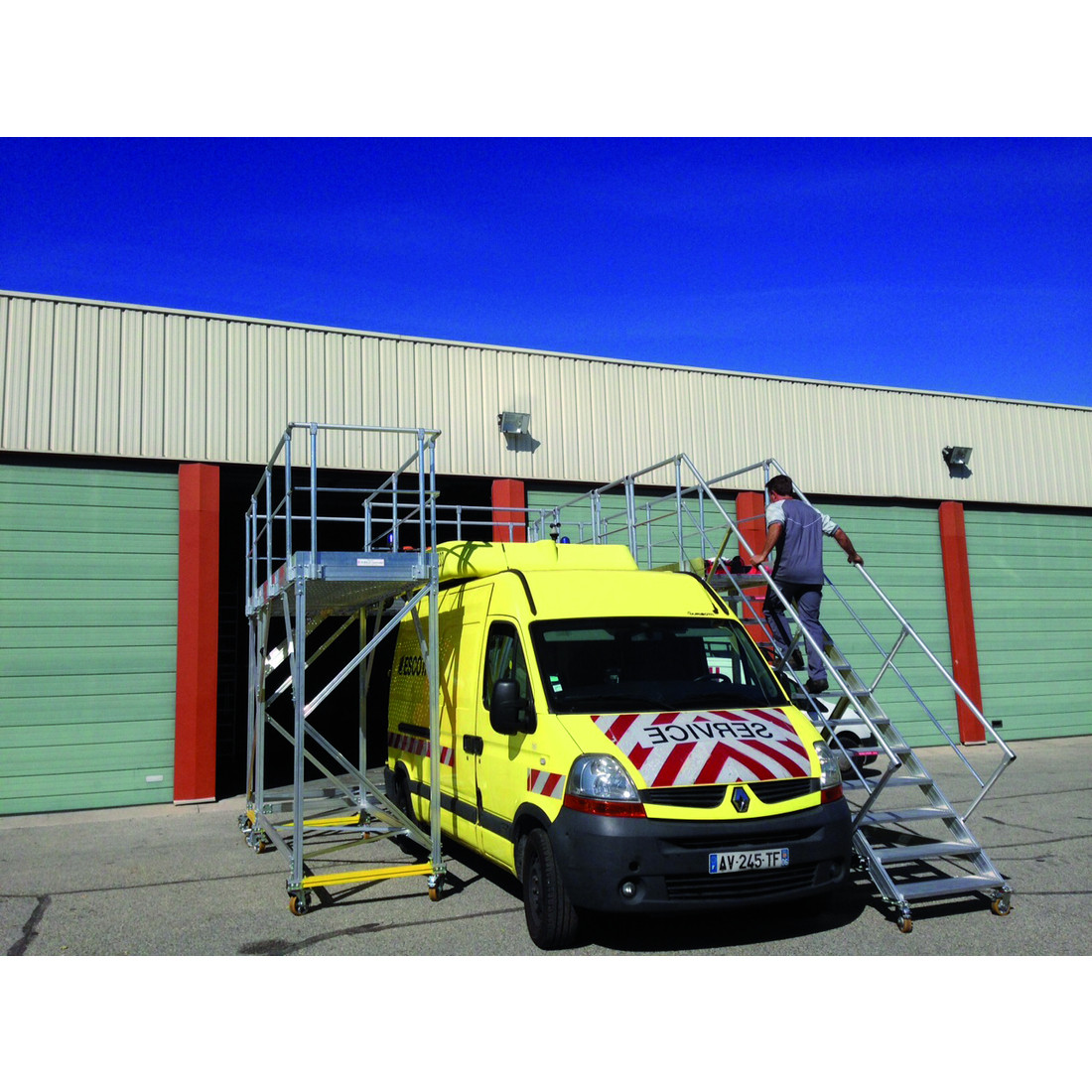 Rolling platform for trucks maintenance