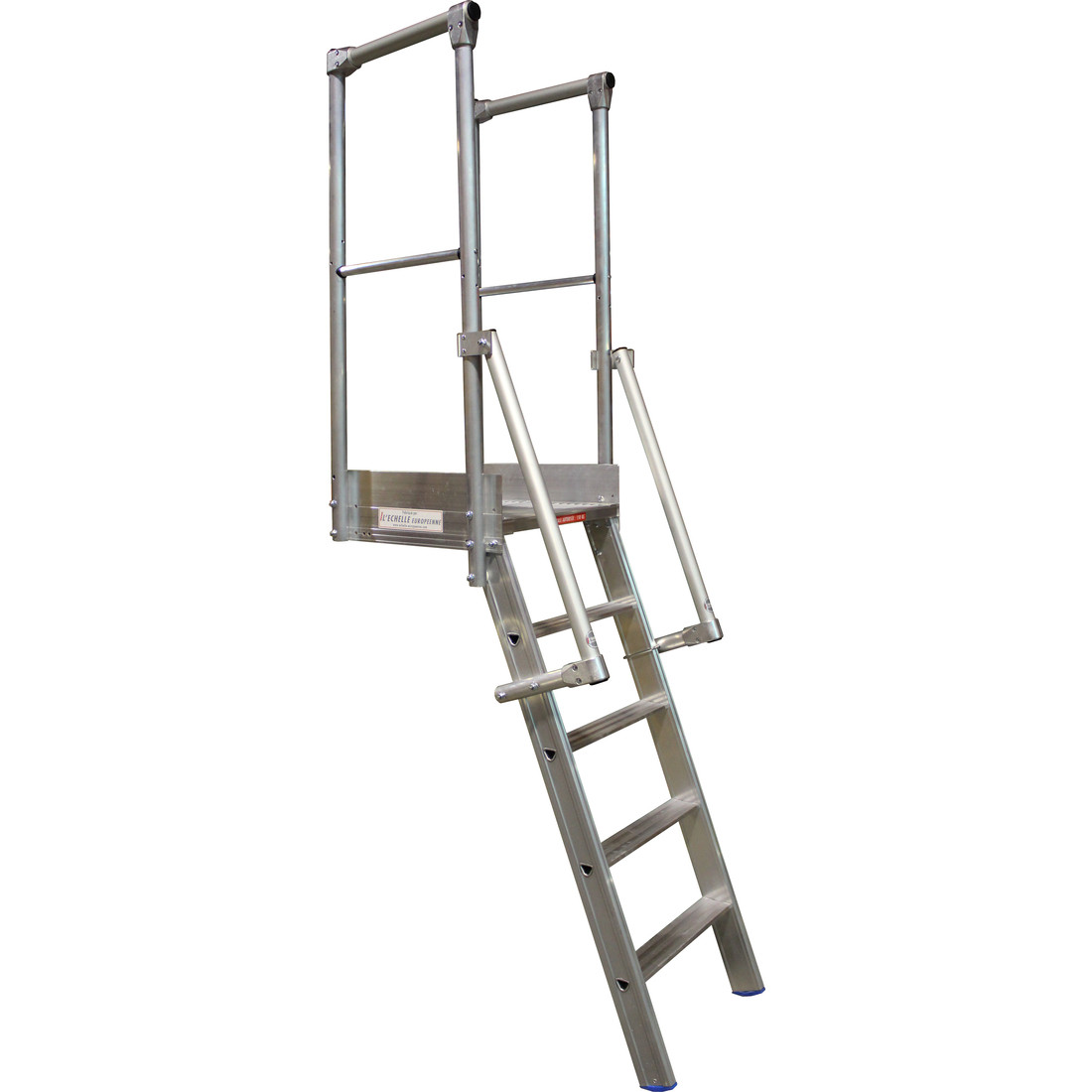 Access ladder with 80 mm steps with platform