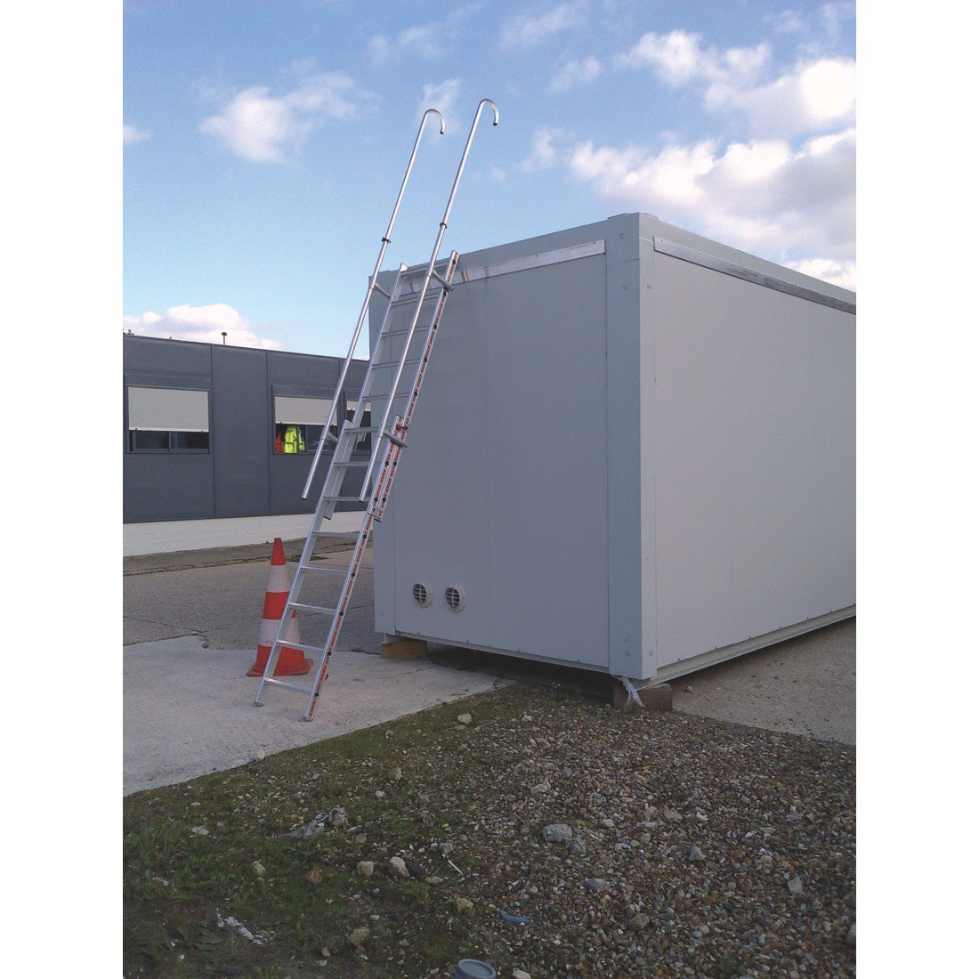 Telescopic secured step ladder for bungalow access