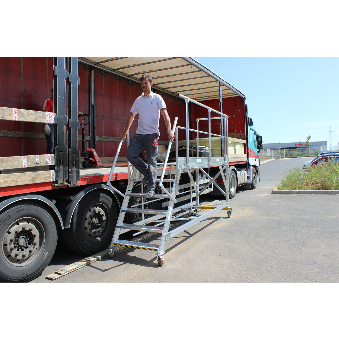 Mobile loading dock for trucks