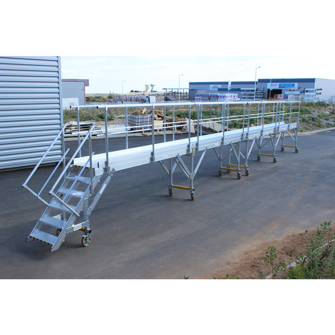 Rolling platform for unloading truck trays