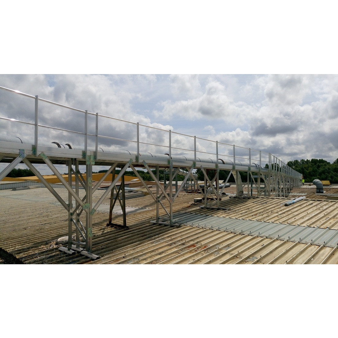 Guiding walkways on building roofs