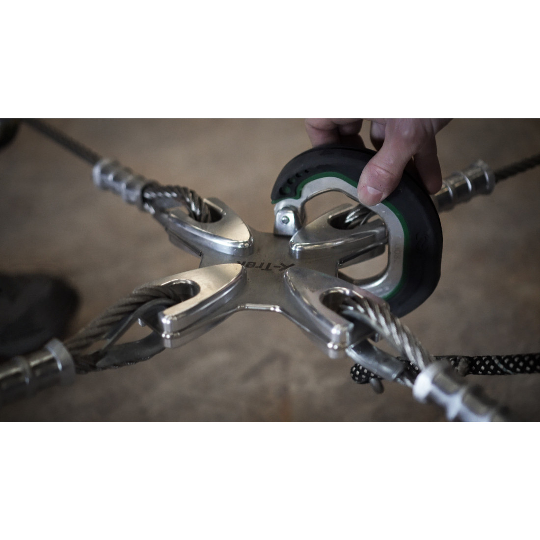 X-MATRIX Multidirectional plate for static lifelines CONEKT