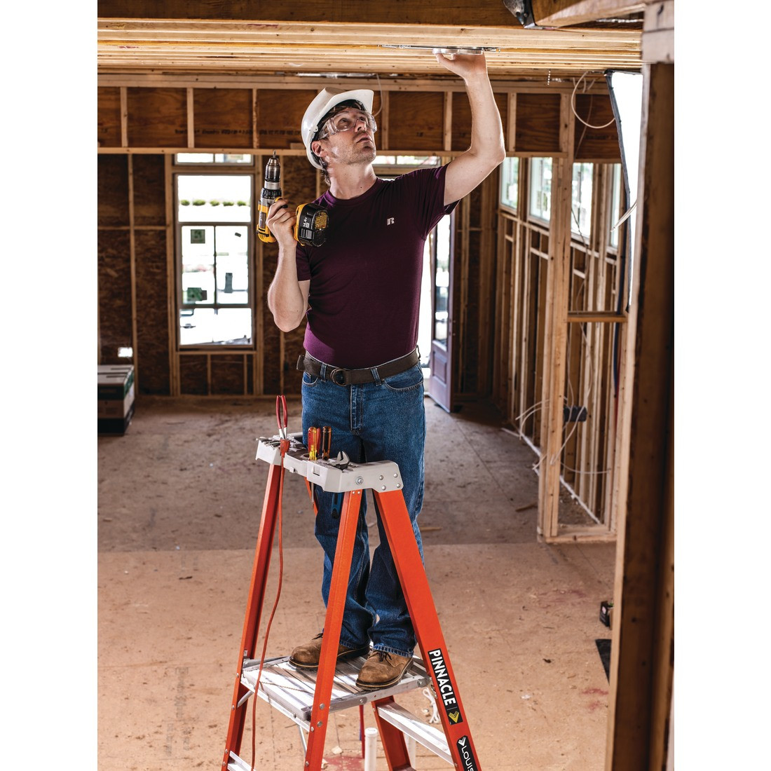Louisville Ladder: FXP1700 Pinnacle Platform Ladder (300 lb)